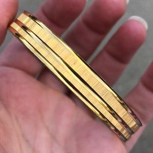 Vintage gold tone bangle bracelet